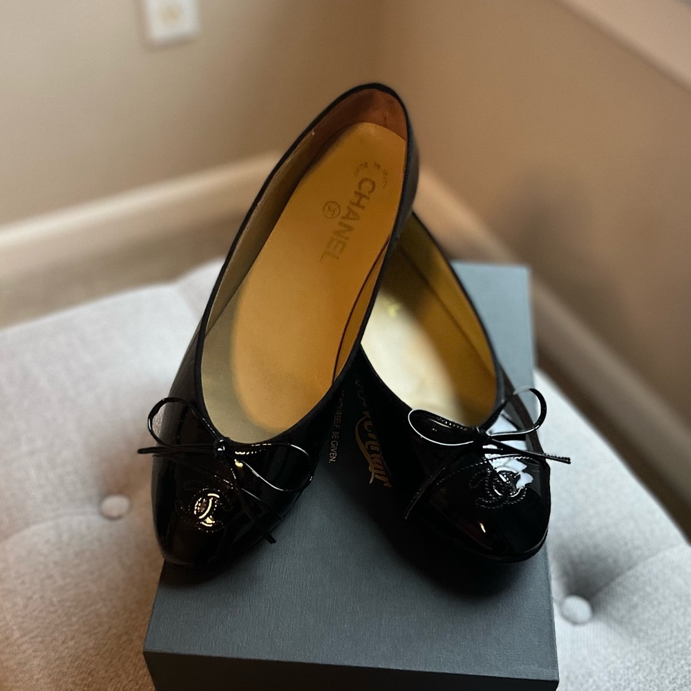 CHANEL Black Patent Leather CC Cap Toe Ballet Flats Size 42